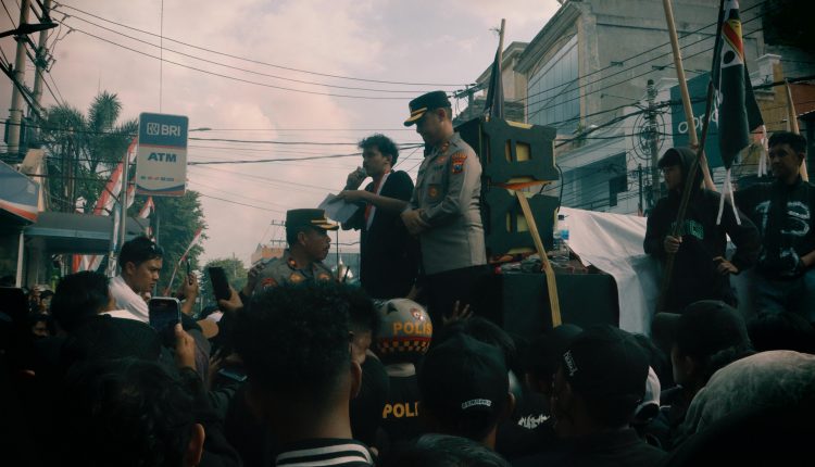 Orasi demonstrans didepan Markas Kepolisian Resor Jember